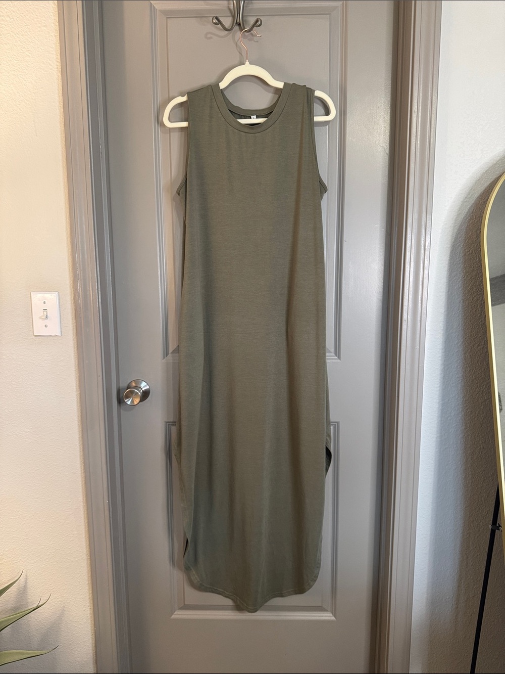 Minimalist Sleeveless Olive Maxi Dress with Pockets